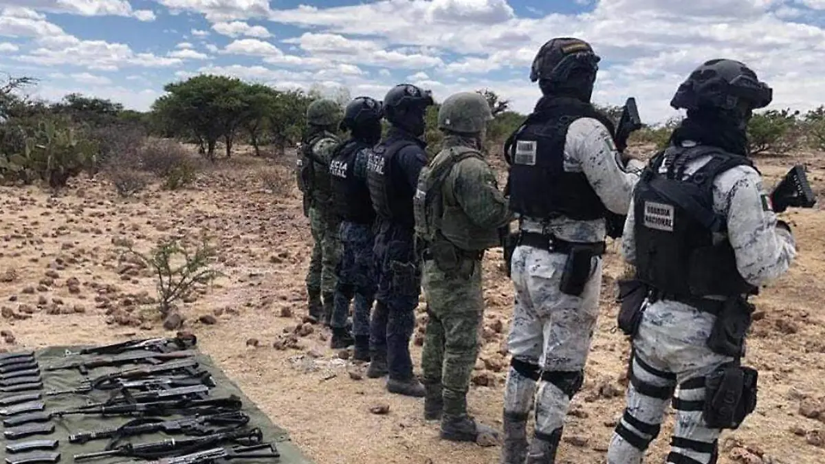 Elementos de la policía estatal con armamento asegurado