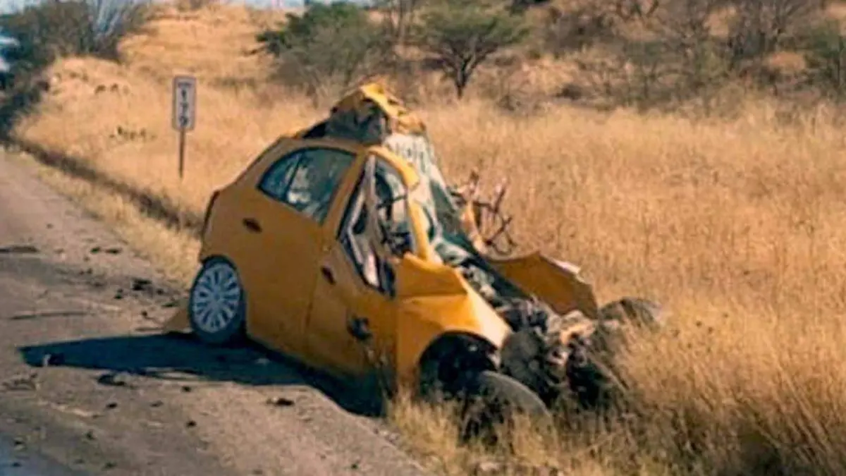 Vehículo destrozado luego de accidente