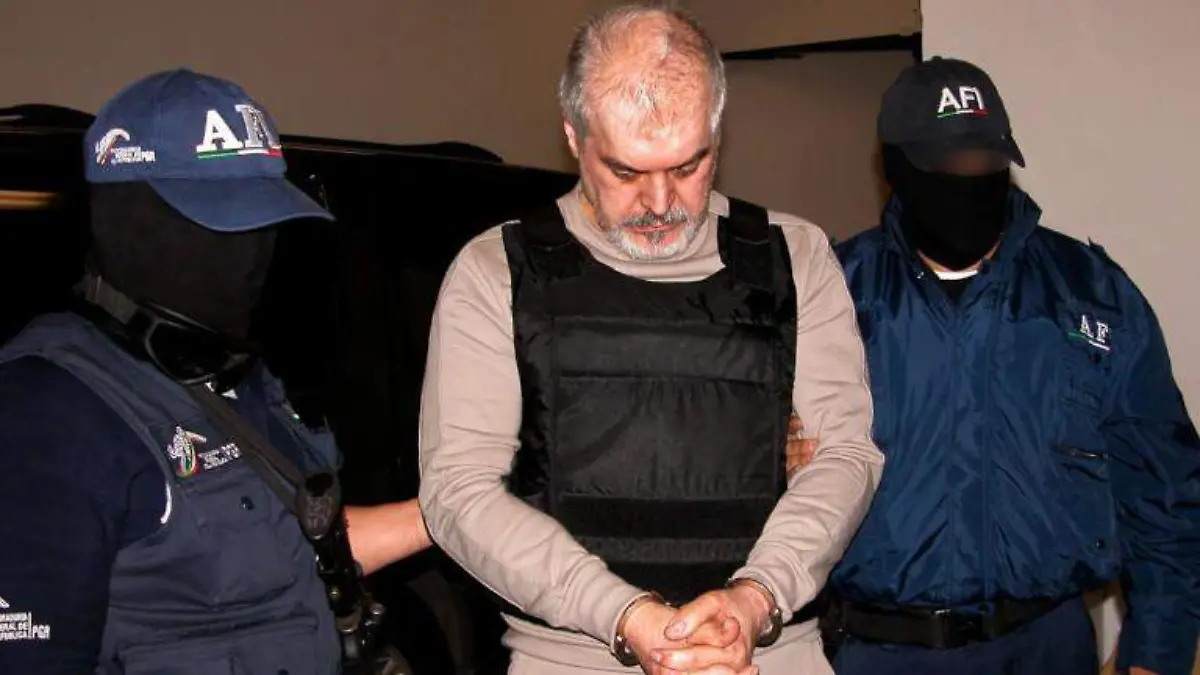 Eduardo Arellano Félix, alias "El Doctor" flanqueado por elementos de la Policía Federal