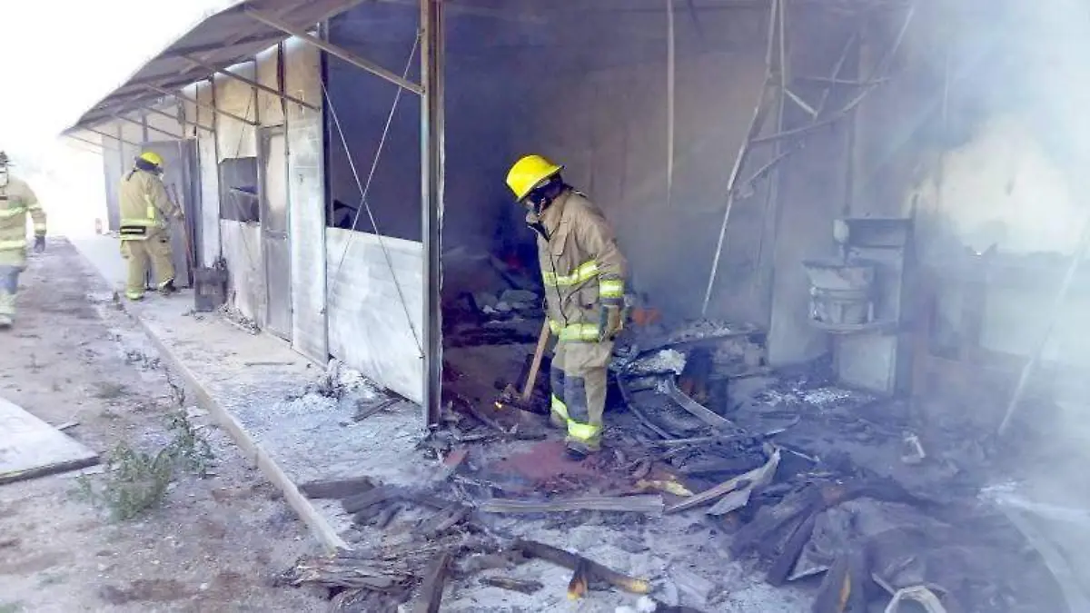 Bomberos inspeccionan bodega luego de que explotara en una empresa de pirotecnia