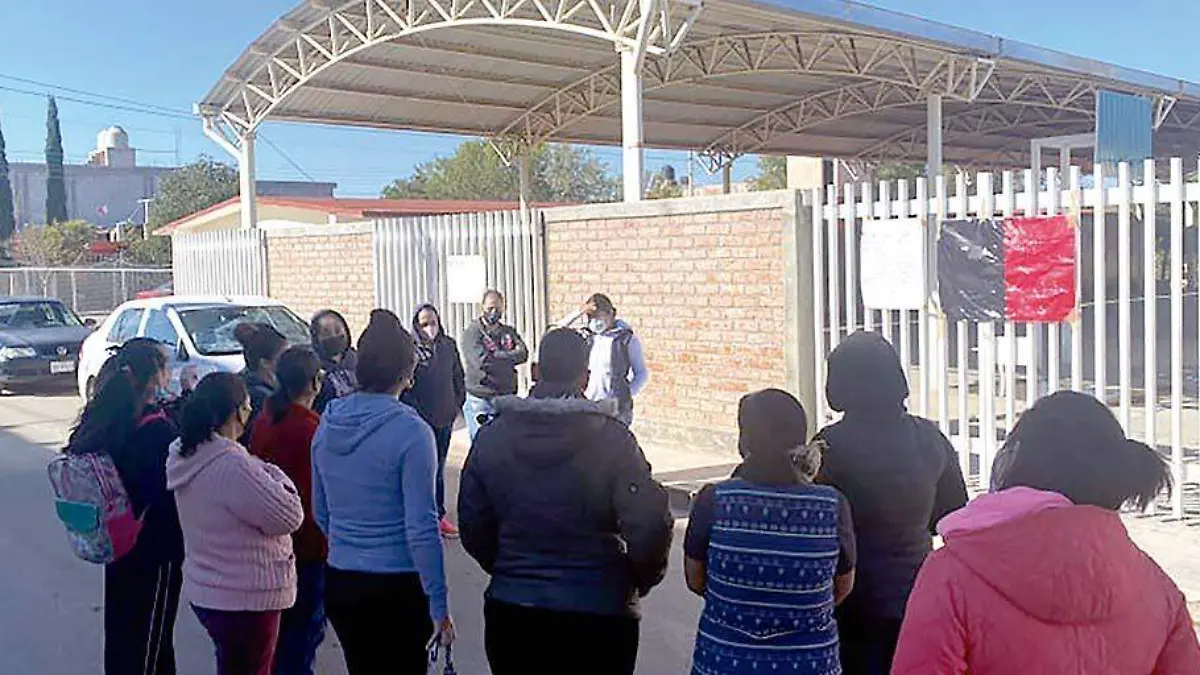 Padres de familia protestaron frente a la escuela primaria de Tacoaleche
