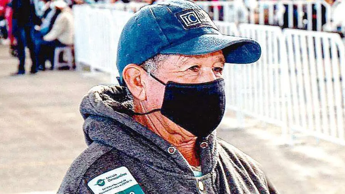 Hombre-con-cubrebocas-y-gorra-en-centro-de-vacunacion