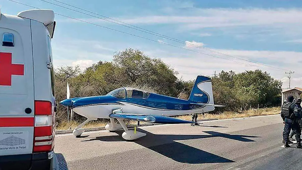 Avioneta usó como pista de aterrizaje carretera SLP-Zacatecas