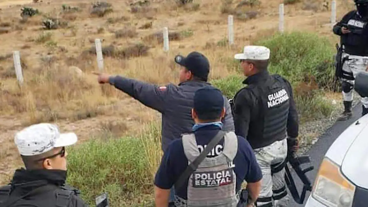Elementos de la Guardia Nacional acompañados por el alcalde de Genero Codina
