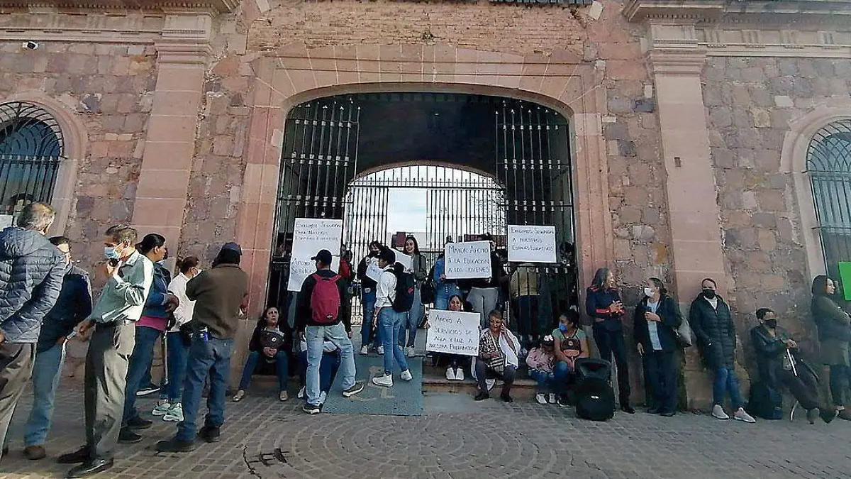 Intregrantes-del-FPLZ-bloquean-el-acceso-a-la-alcaldía-de-Guadalupe,-Zacatecas
