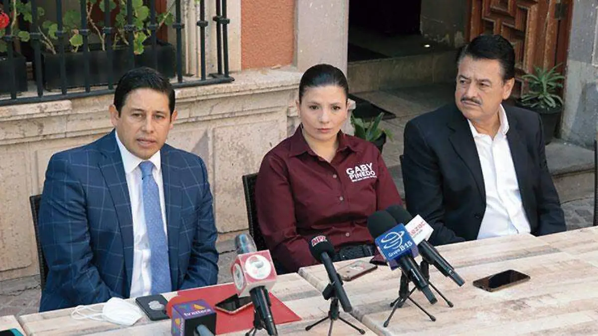 JorgeMirandaCastro,GabrielaPinedoyAlfredoFemat-en-conferenciadeprensa