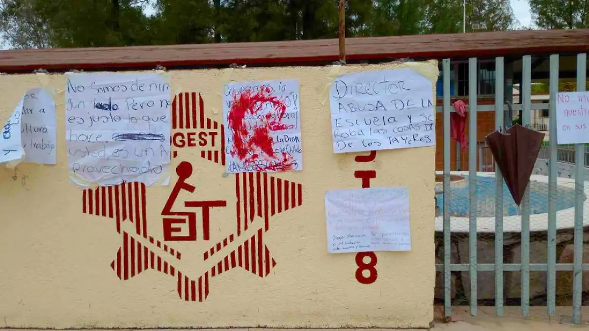 Escuela Secundaria con carteles de protesta
