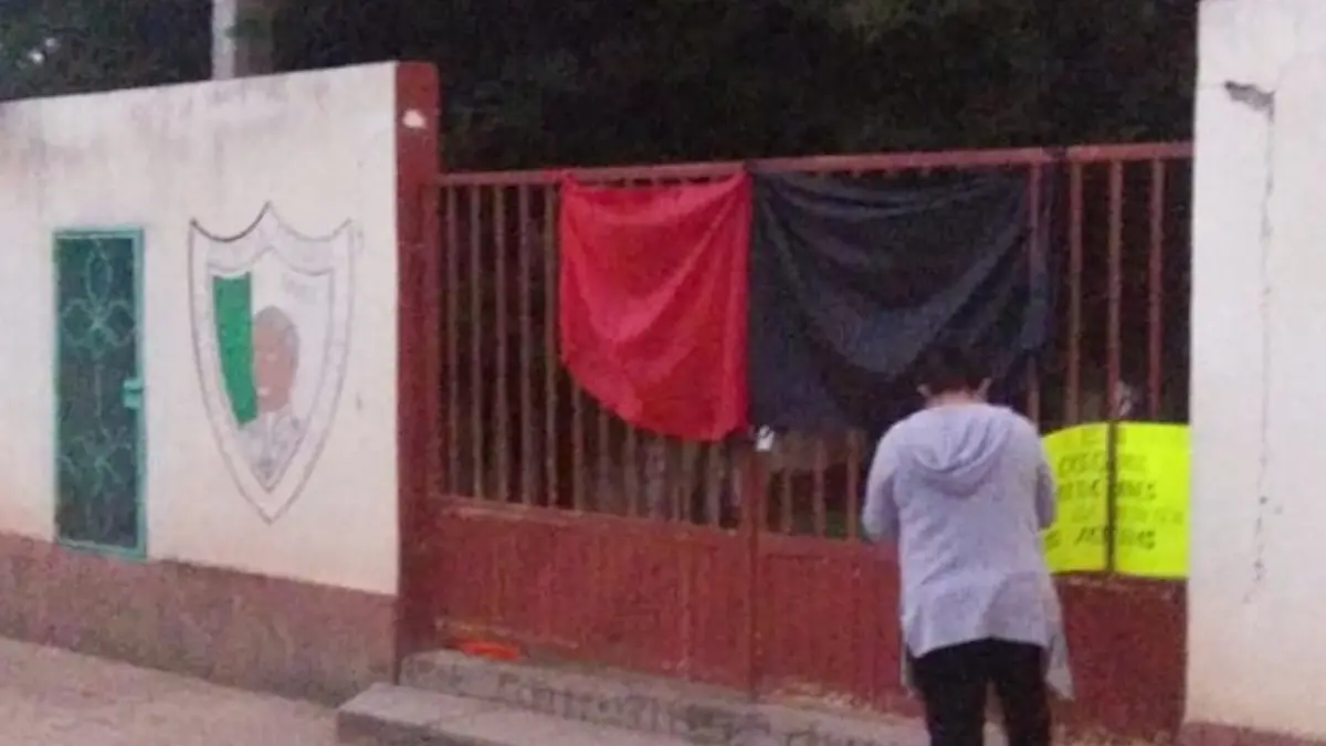 Padres de familia tomaron la escuela Benito Juárez en Chalchihuites, Zacatecas