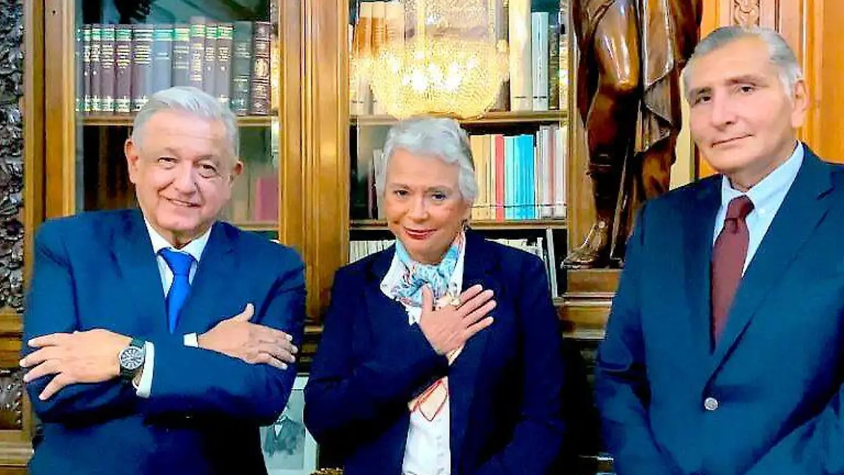 El presidente de México, Andrés Manuel López Obrador (izq), anunció cambios en la Secretaría de Gobernación