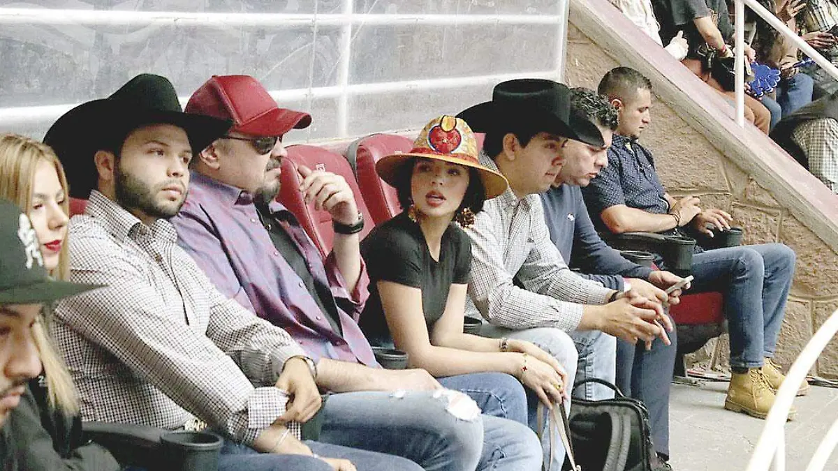 Pepe-Aguilar-y-familia-en-el-lienzo-Charro-Antonio-Aguilar
