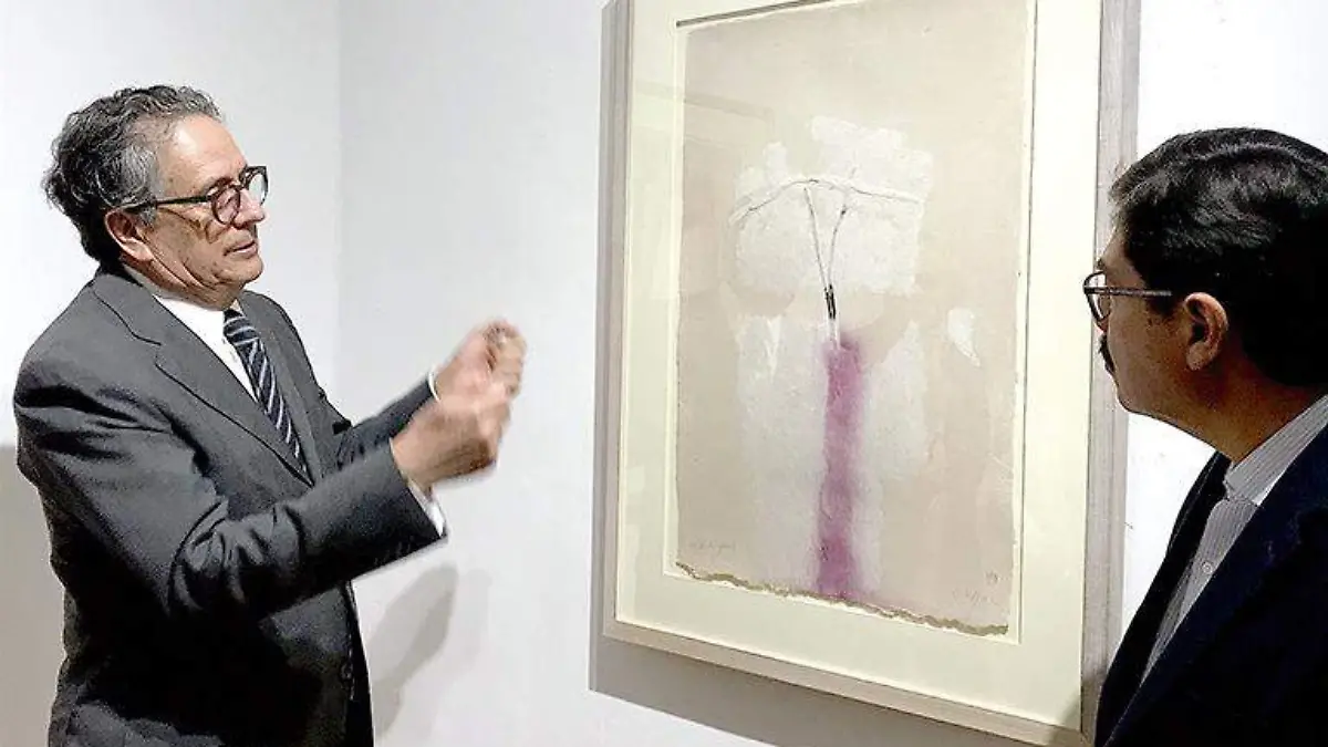 Juan Manuel de la Rosa explica una de sus obras en una exposición en el marco del Festival Cultural de Zacatecas