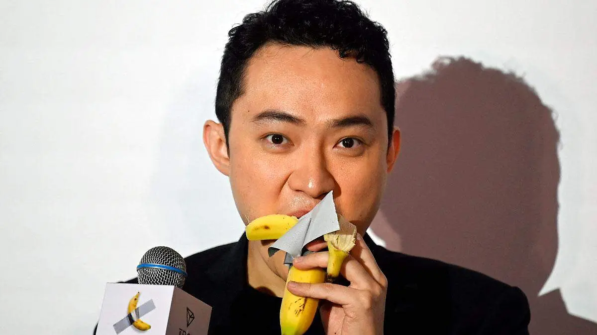 Hombre-se-come-un-platano
