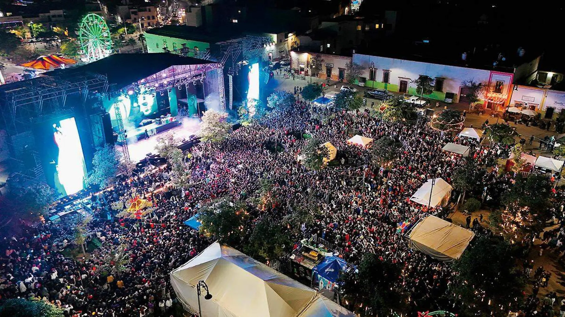 Vista aérea de asistentes a concierto de CKan en Guadalupe