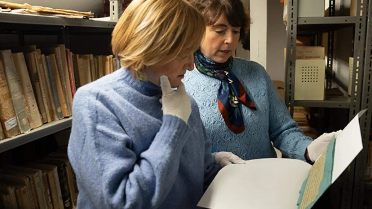 Dos mujeres observan un documento