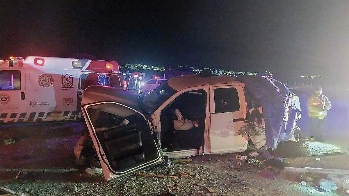 Camioneta y ambulancia tras accidente en carretera 45