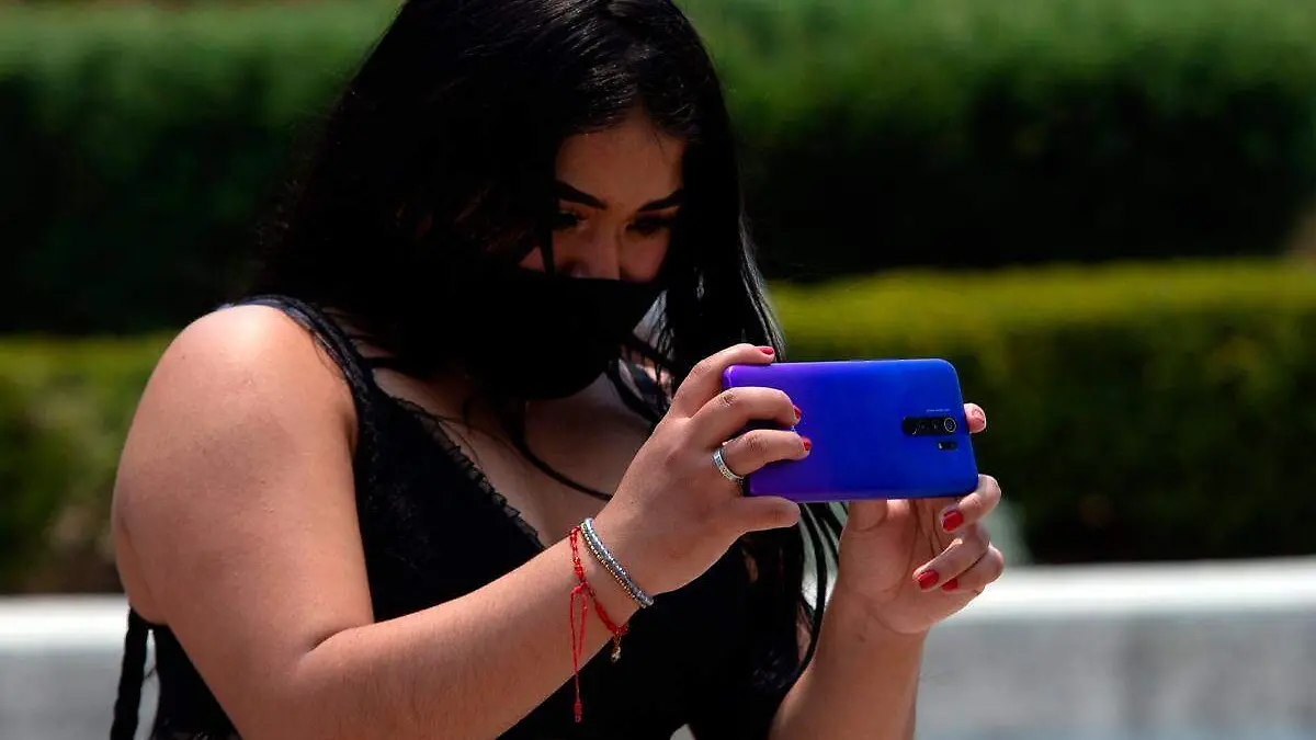 Persona-grabando-con-un-celular