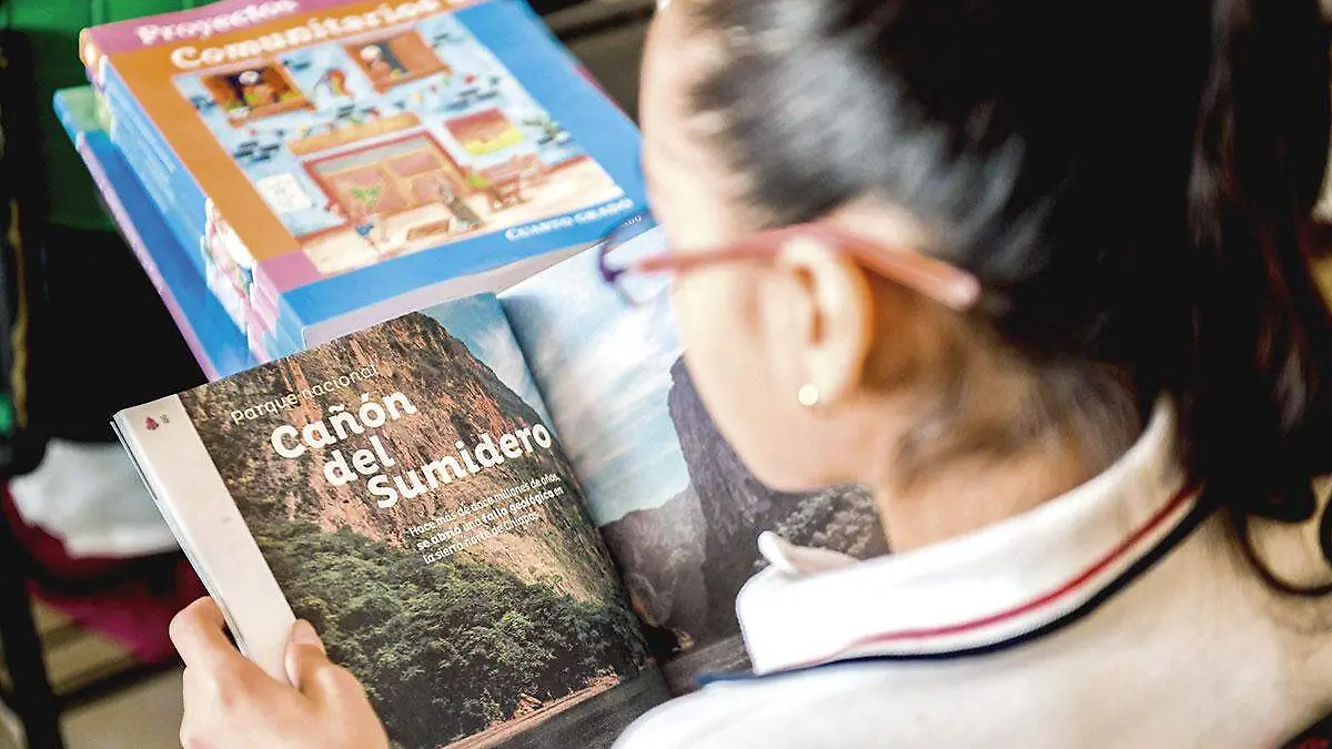 Alumna-con-libros