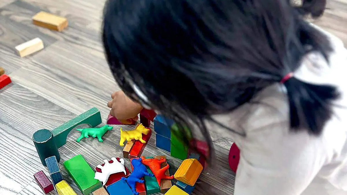 Niña-jugando