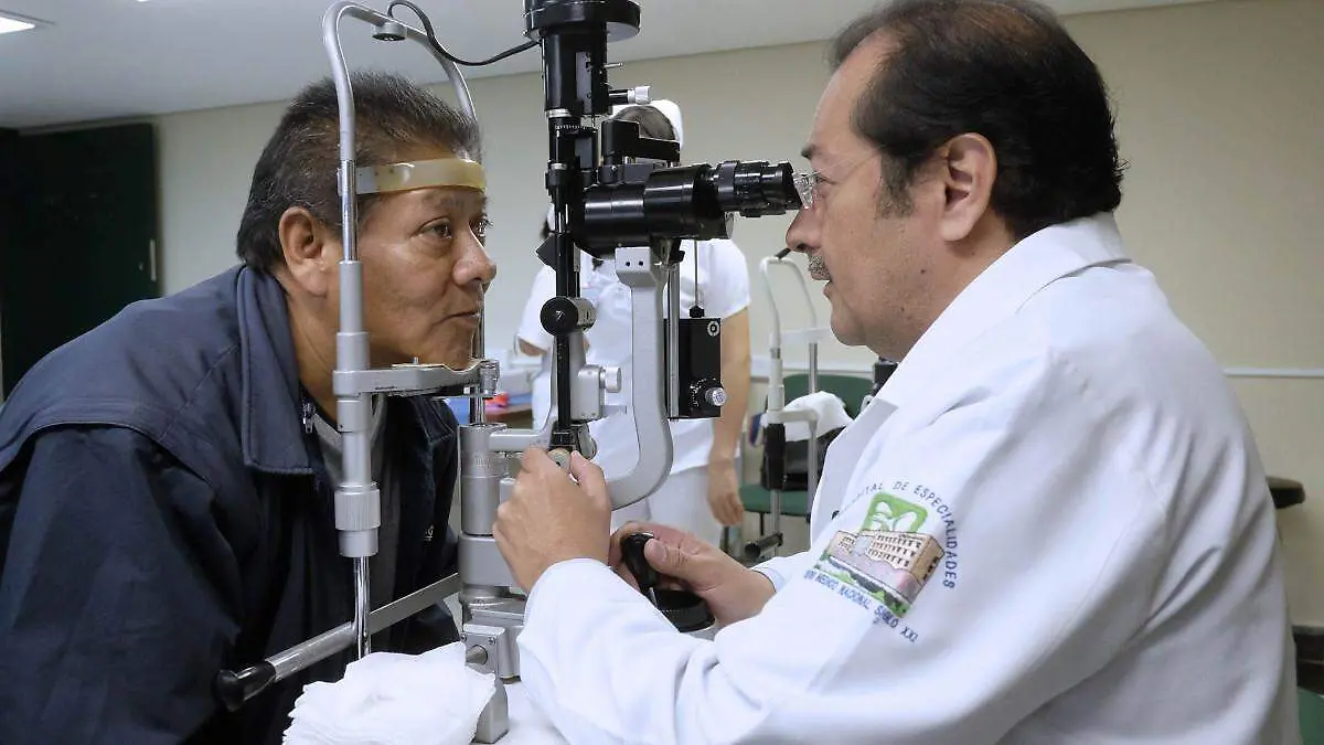 Médico oftalmólogo atendiendo a paciente
