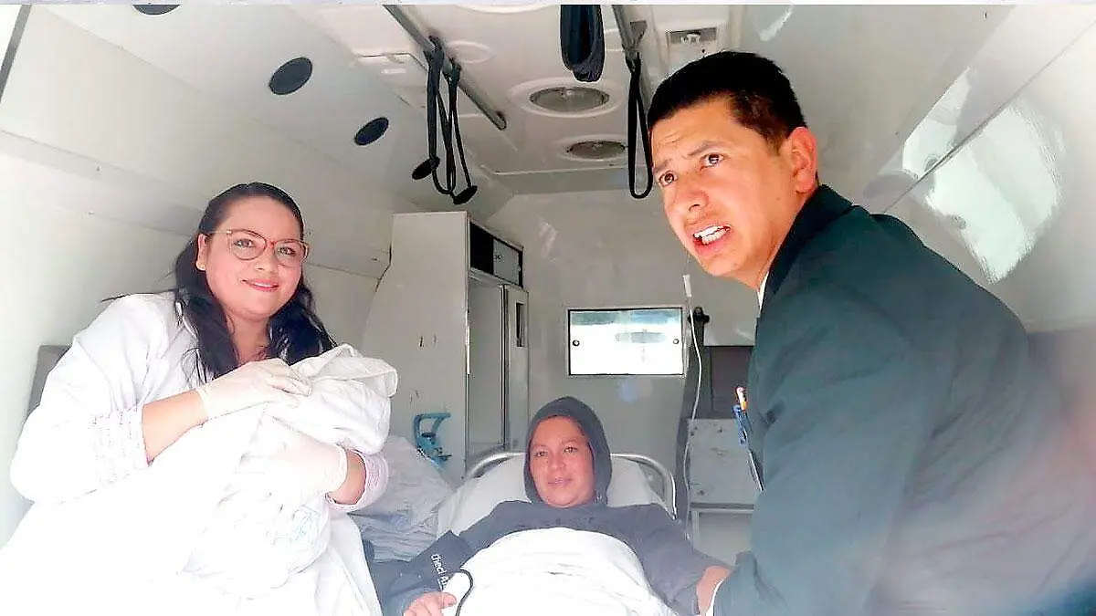 Mujer es atendida por personal del IMSS