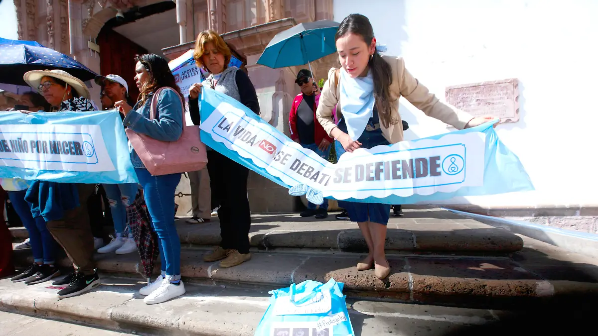 Grupos provida se manifestaron afuera del Palacio Legislativo de Zacatecas