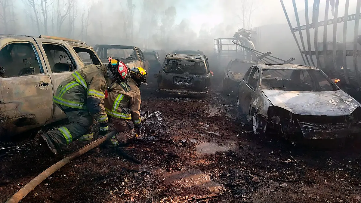 Bomberos combaten incendio en corralón