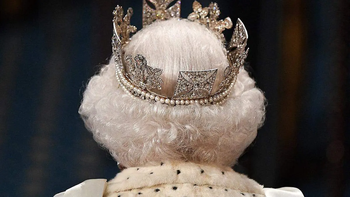 Reina Isabel de espaldas