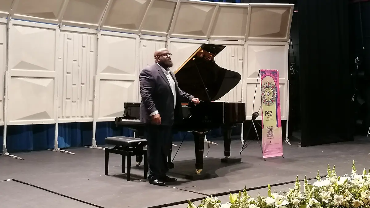Adonis González en concierto en el Teatro Fernando Calderón