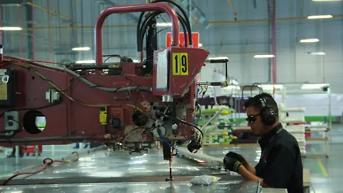 Obrero en línea de producción