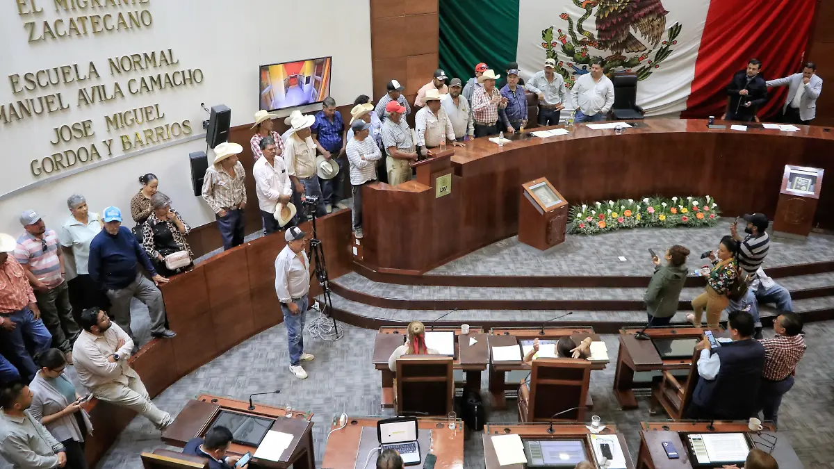 Productores toman tribuna del Congreso del Estado