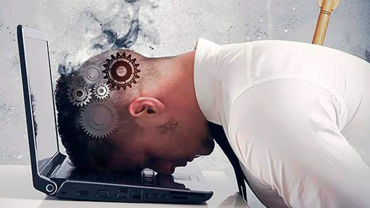 Persona frente a una computadora