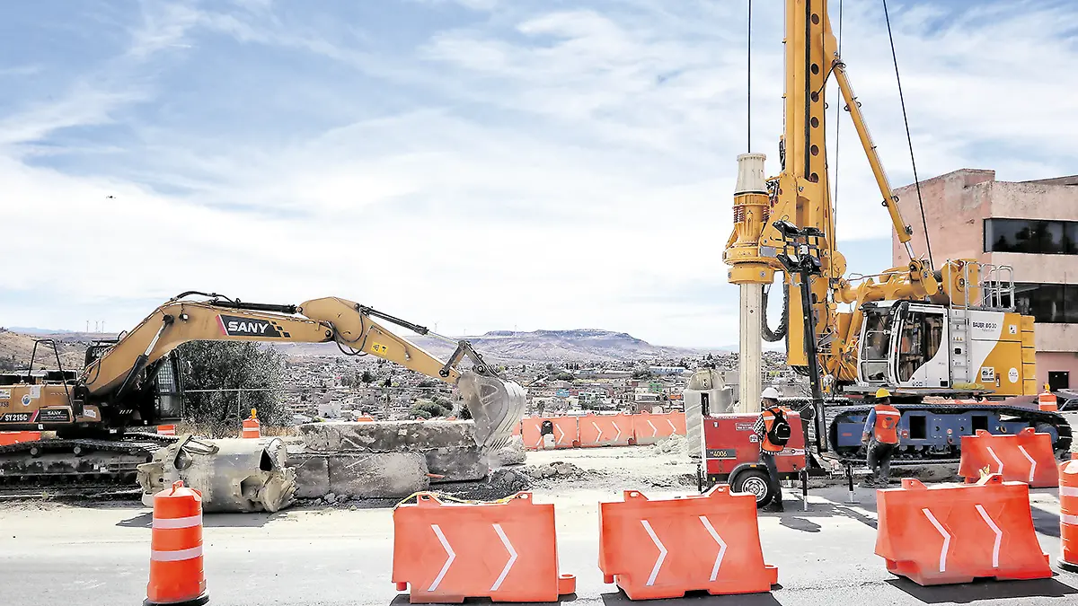 Maquinaria en el área de construcción del segundo piso