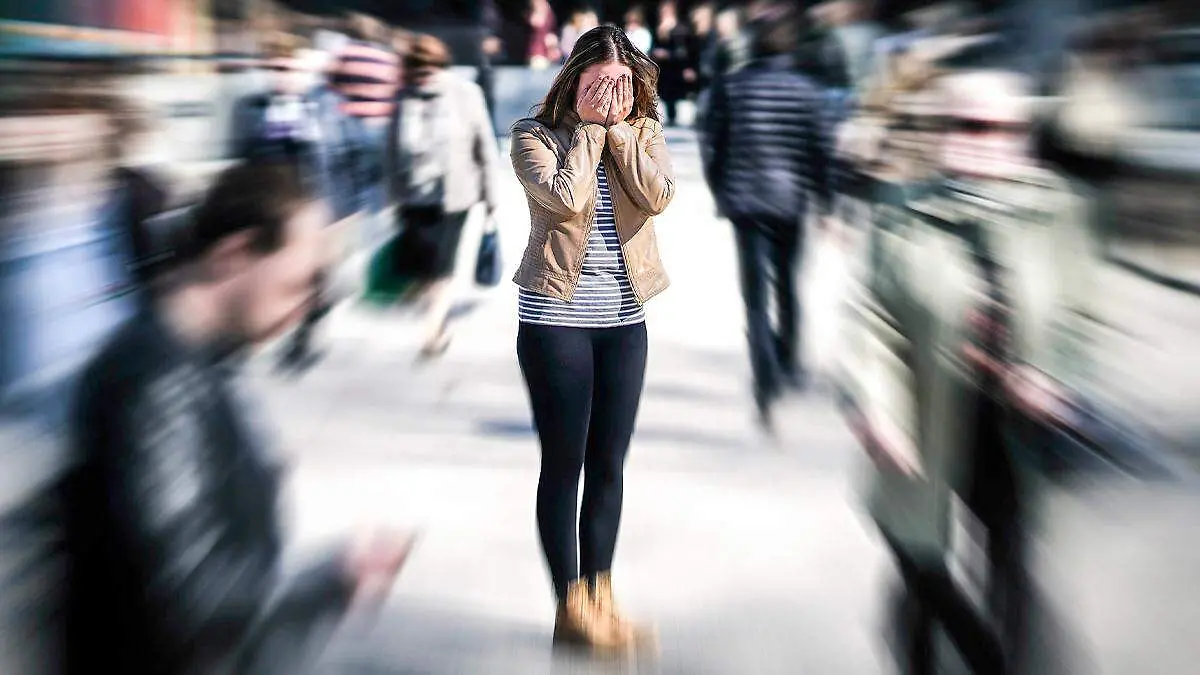 Persona cubriéndose la cara