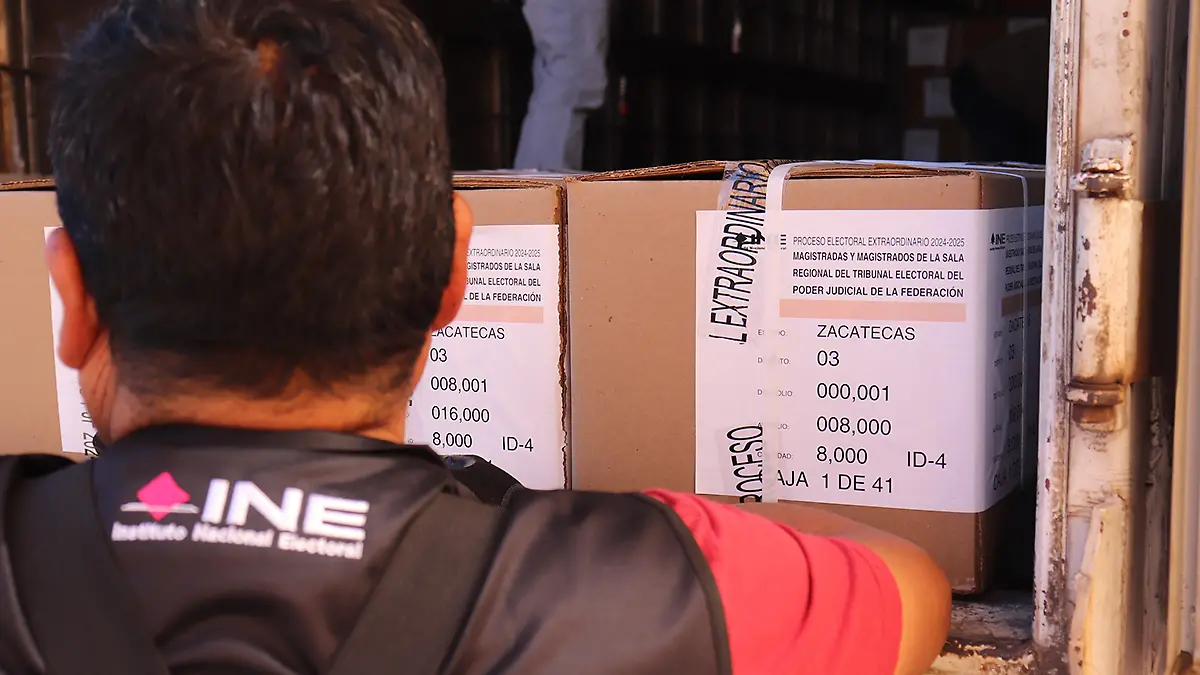 Personal del INE recibe material electoral