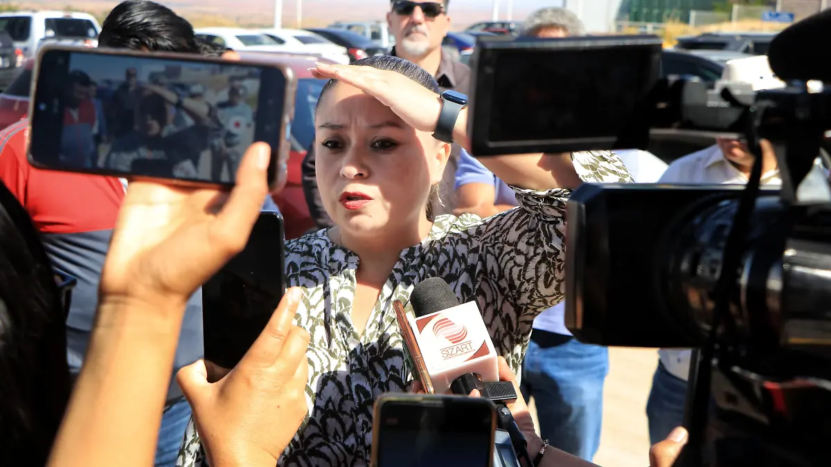 Jenny González Arenas atiende a medios de comunicación al llegar al juzgado