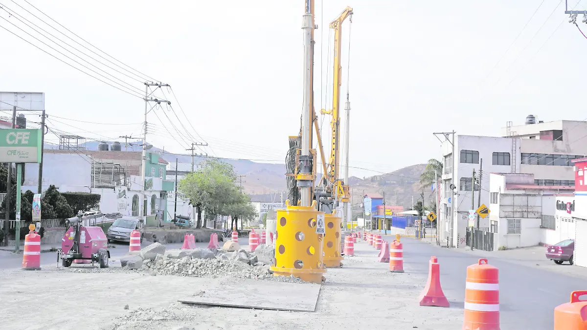 Maquinaria de construcción segundo piso