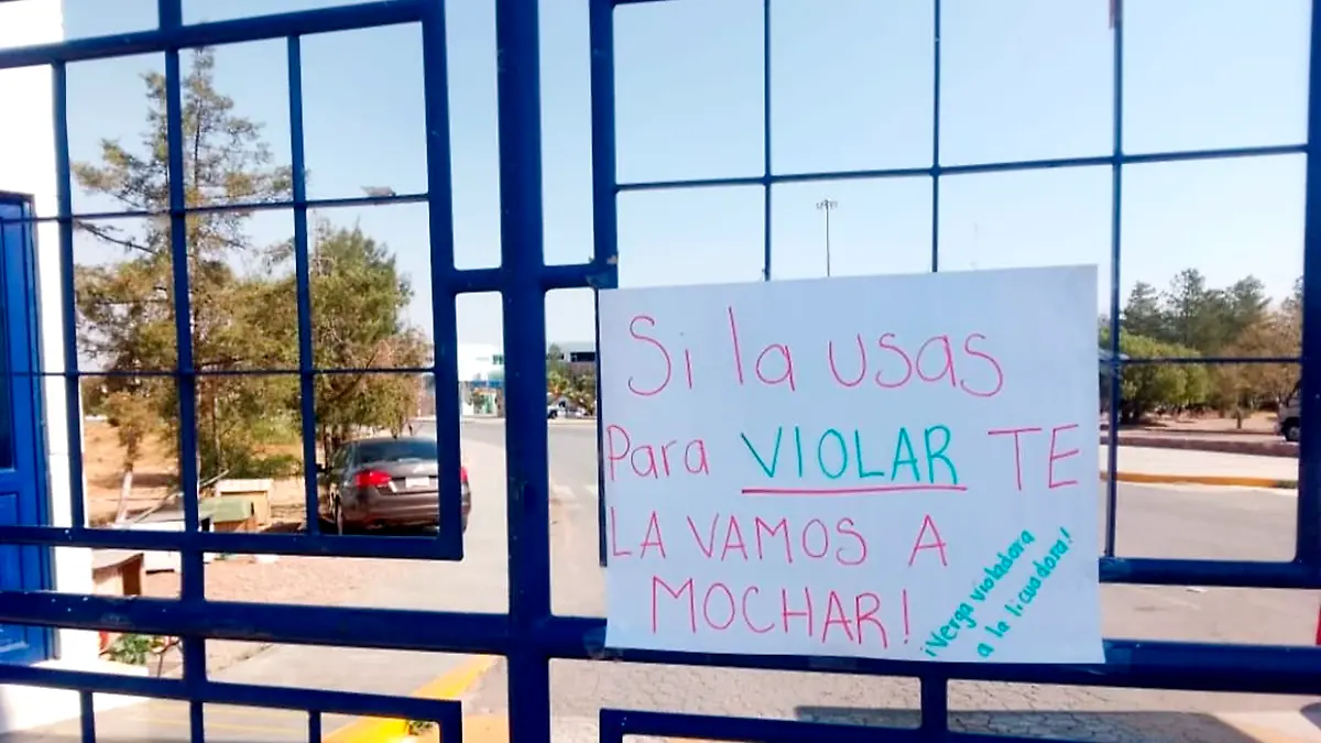 Pancartas en las puertas del campus