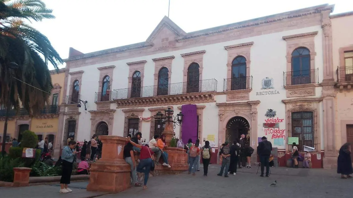 Protesta en rectoría de la UAZ