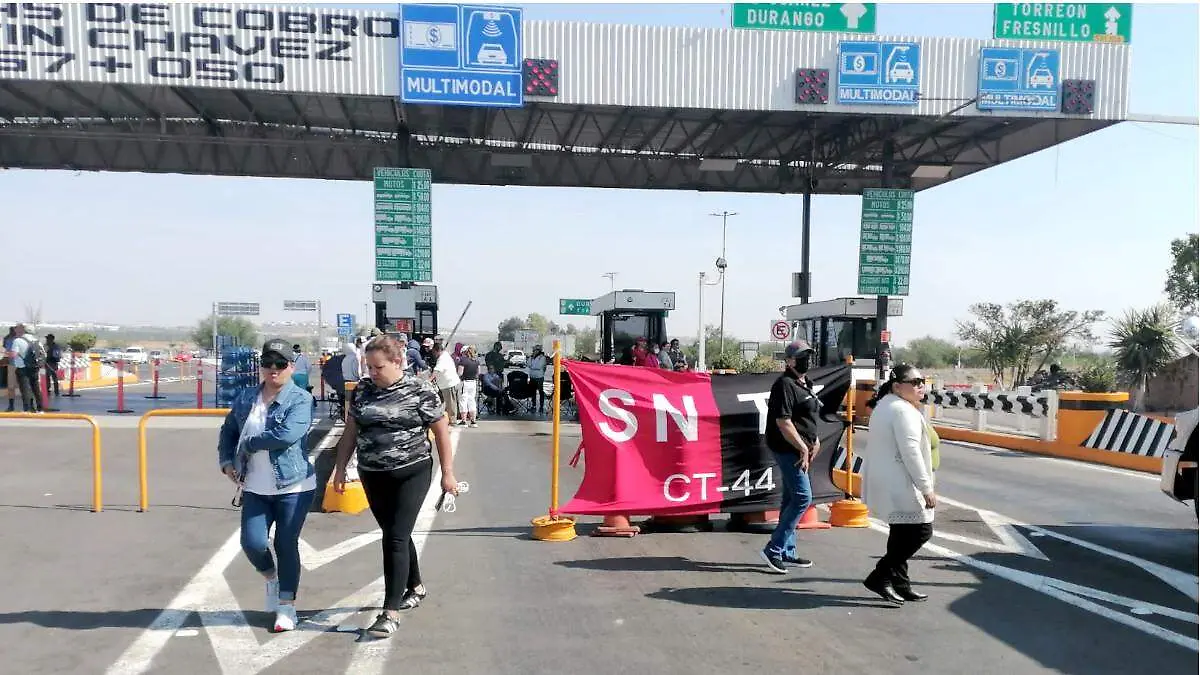 Movilización de maestros en casetas de Fresnillo