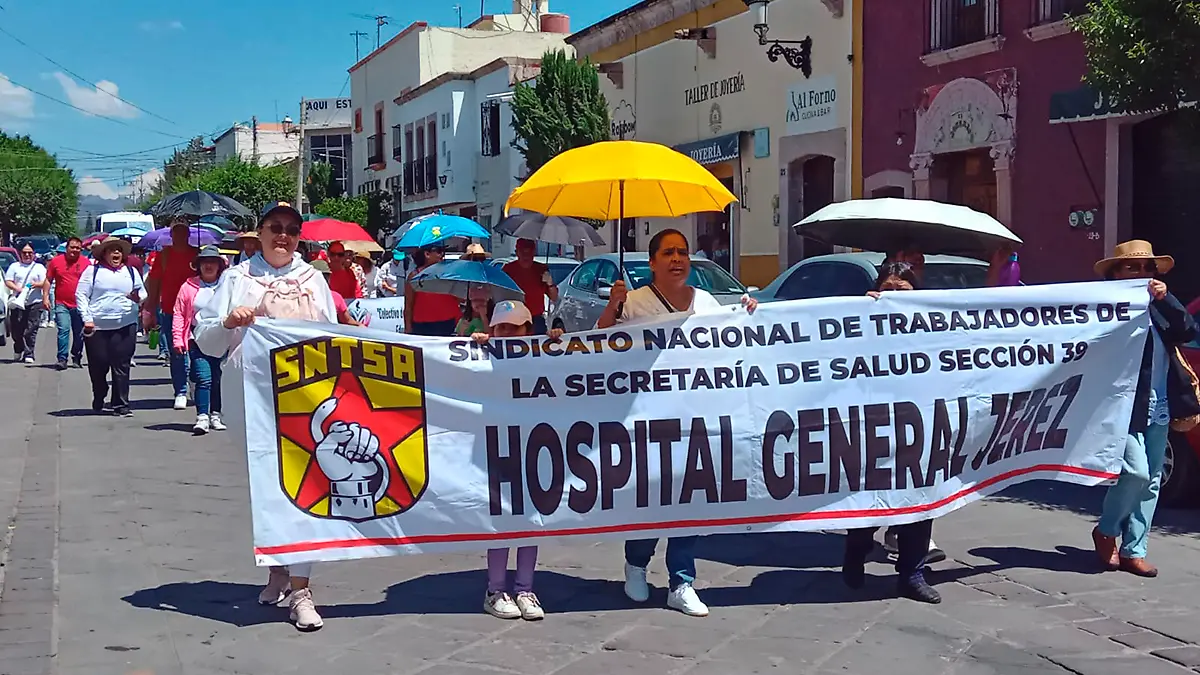 Trabajadores del sector salud se unieron a la marcha magisterial