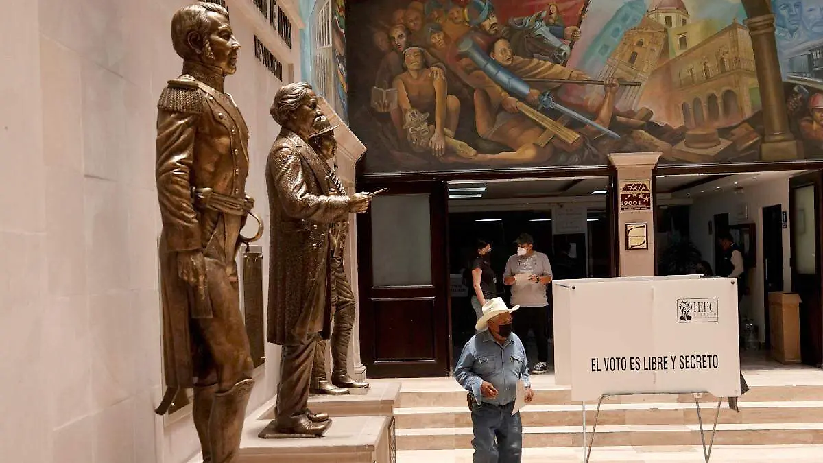 Un hombre acude a votar durante la jornada electoral en Durango