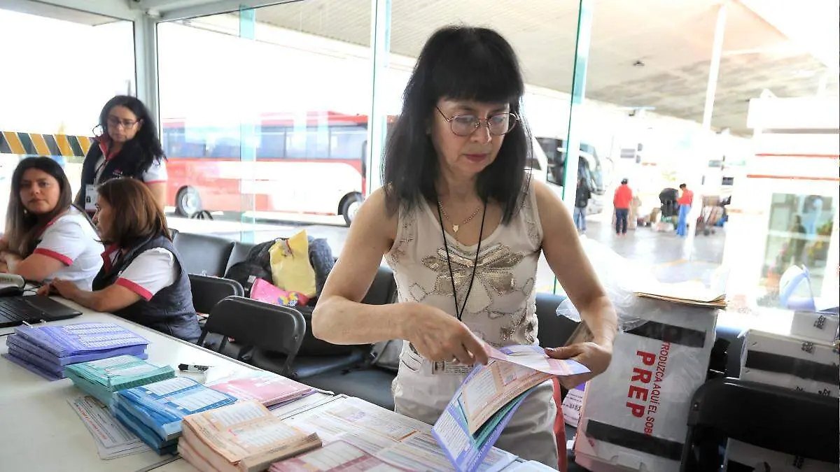 Mujer participa en la elección judicial
