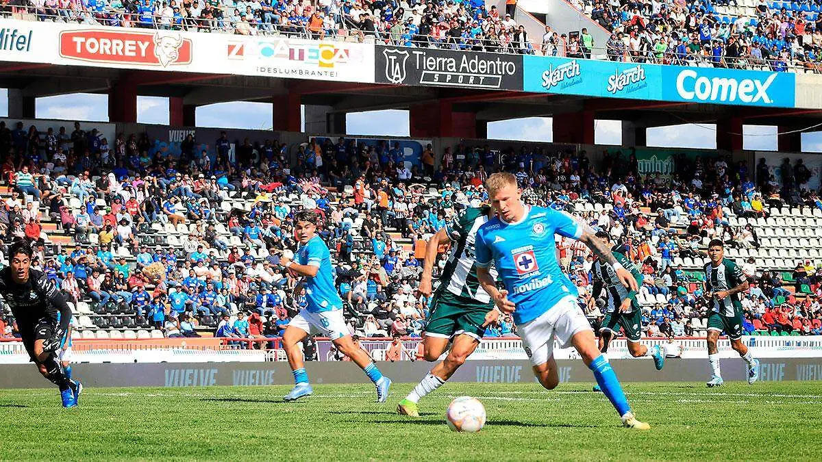 Cruz Azul vs Santos Laguna en el Carlos Vega Villalba