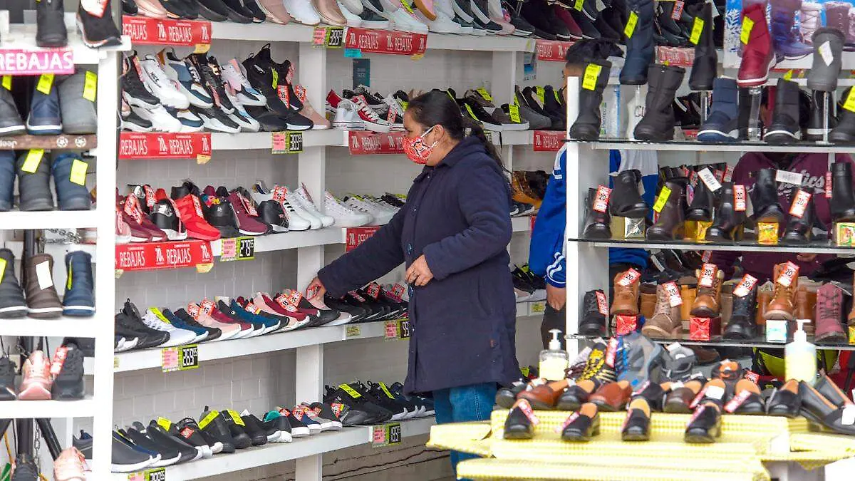 Mujer en una zapatería
