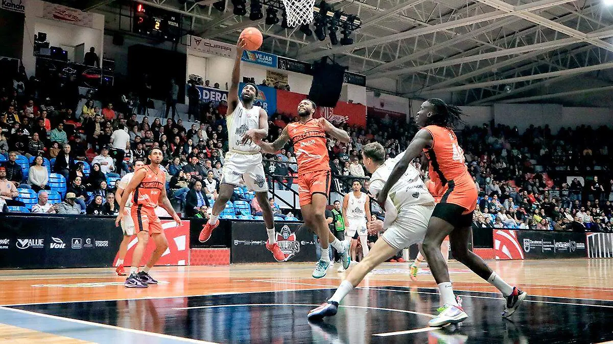 Mineros vs Correcaminos en el gimnasio Marcelino González