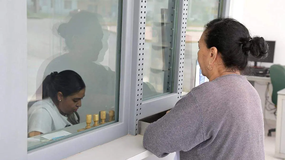 Mujer realizando trámite en ventanilla