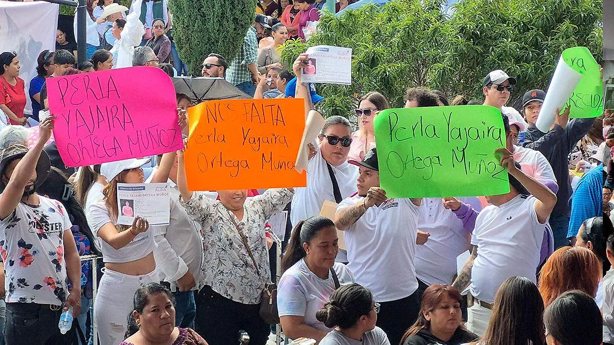 Protesta de familiares de Perla Yajaira Ortega Muñoz protestan durante evento de Claudia Sheinbaum