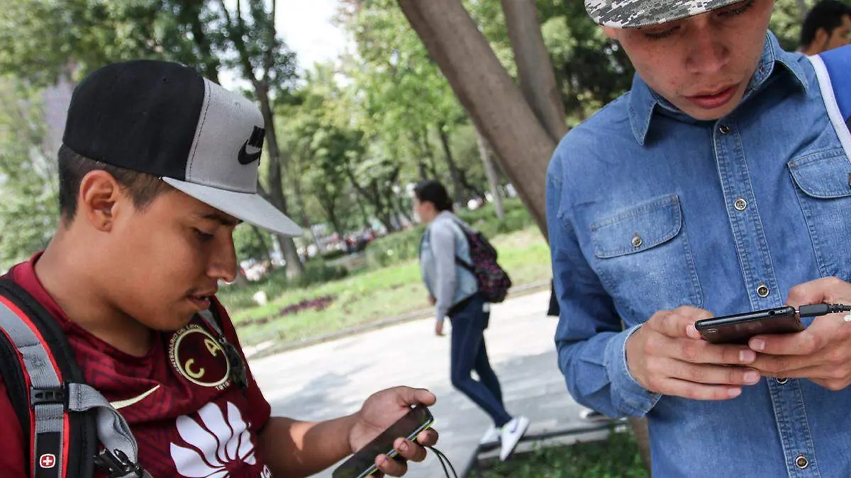 Personas usando teléfonos inteligentes