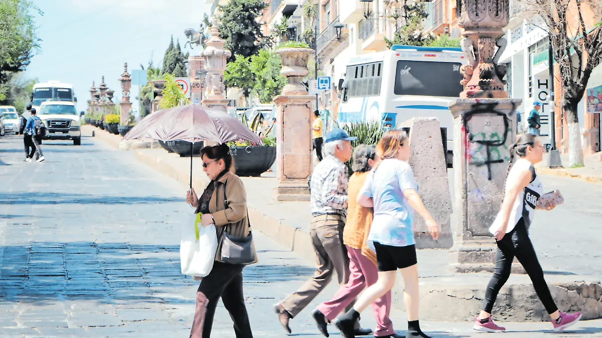 Personas en el centro de la ciudad de Zacatecas