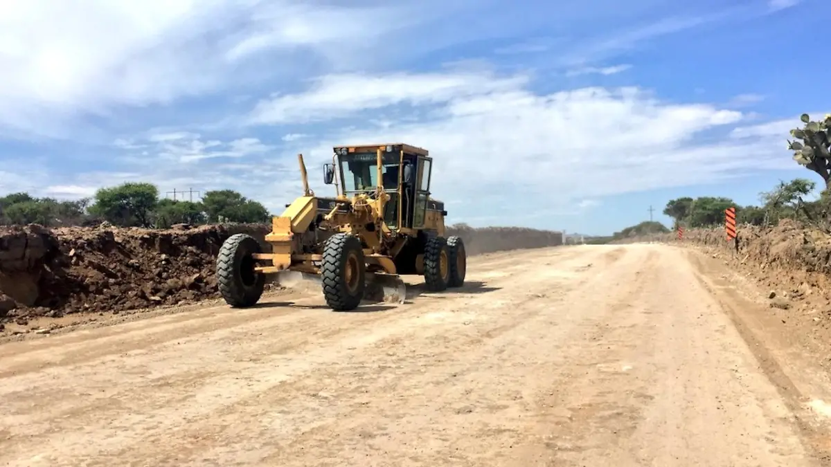 Máquina de obra en mejoramiento de camino